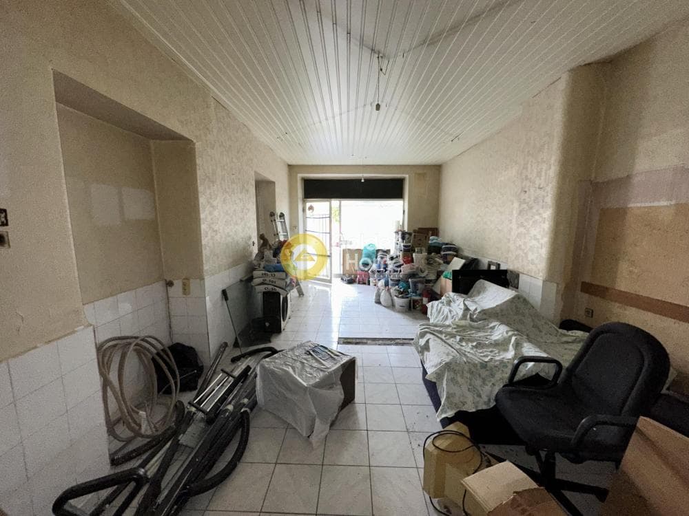 Retail Store in Memou square, Koridallos — Photo 1 of 2