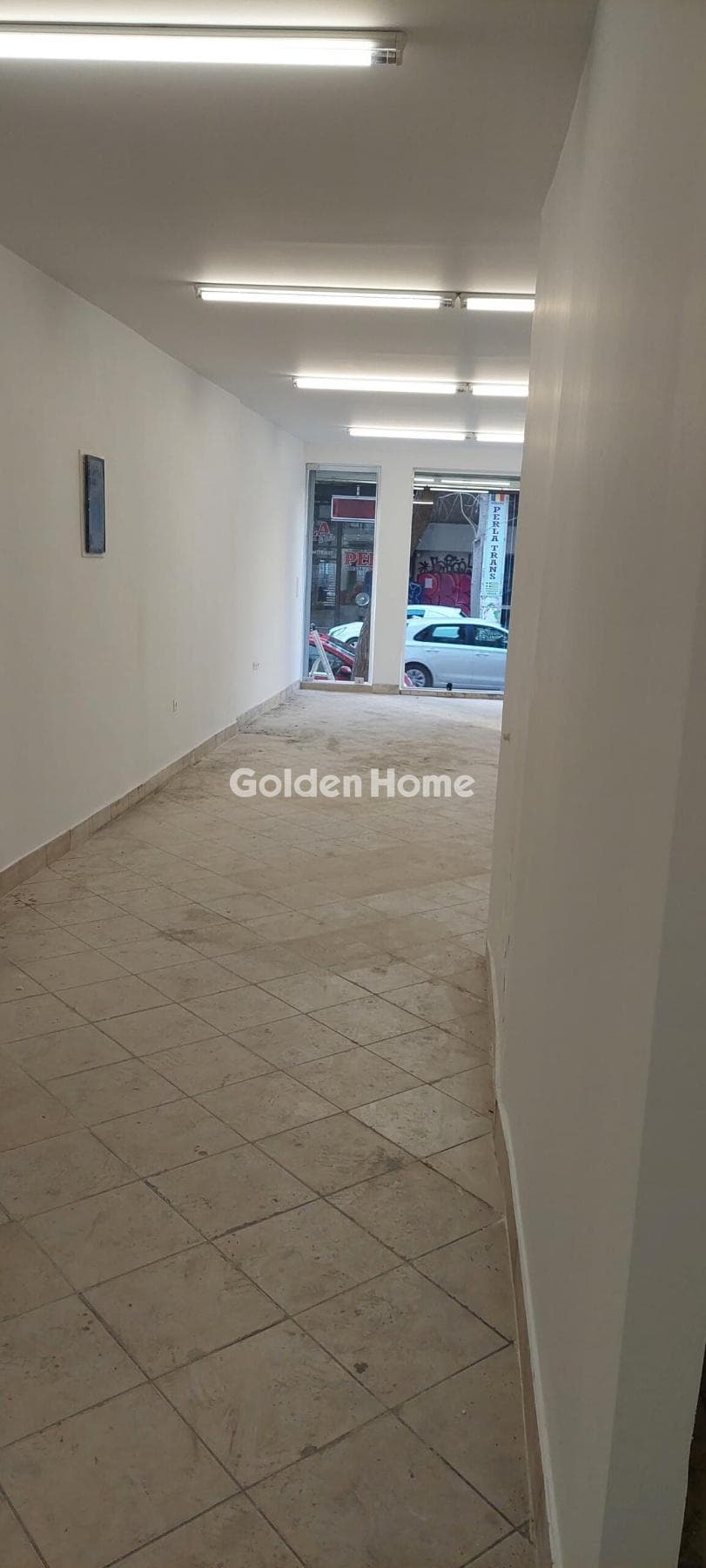 Retail Store in Ravenia, Attiki — Photo 3 of 9