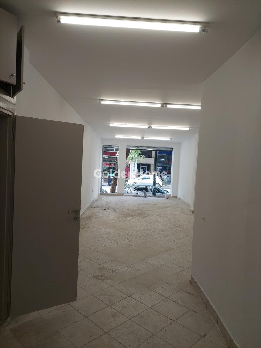 Retail Store in Ravenia, Attiki — Photo 2 of 9