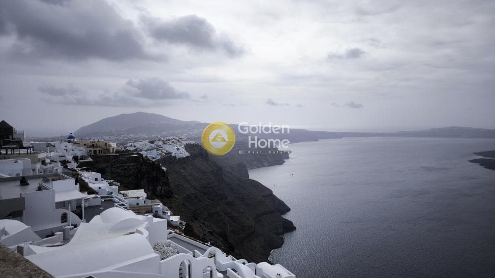 House in Thira, Santorini — Photo 3 of 14