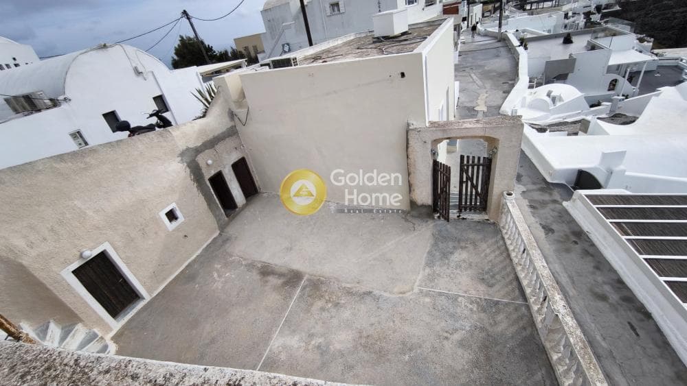House in Thira, Santorini — Photo 6 of 14