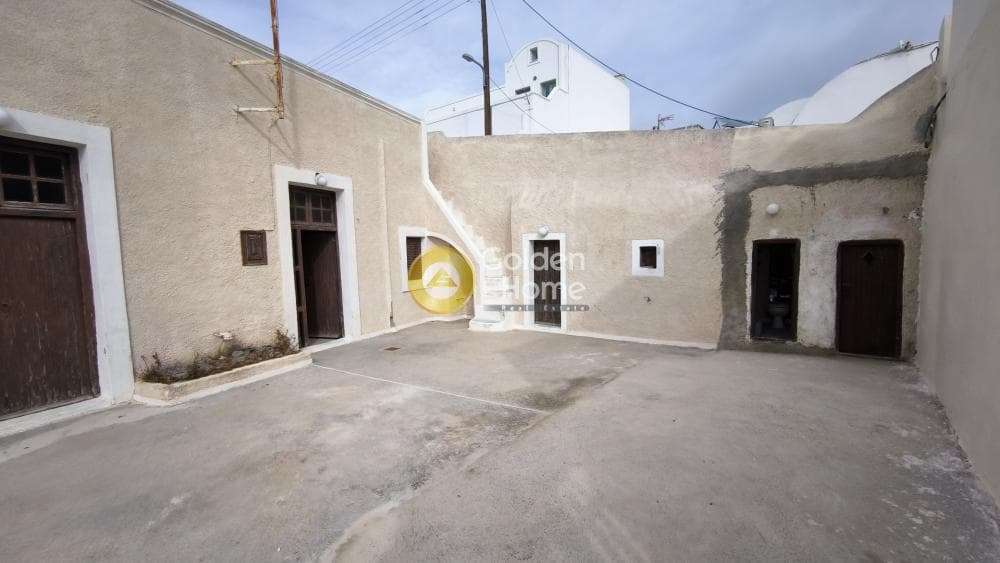 House in Thira, Santorini — Photo 12 of 14
