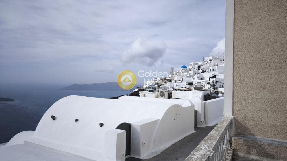 House in Thira, Santorini — Photo 13 of 14