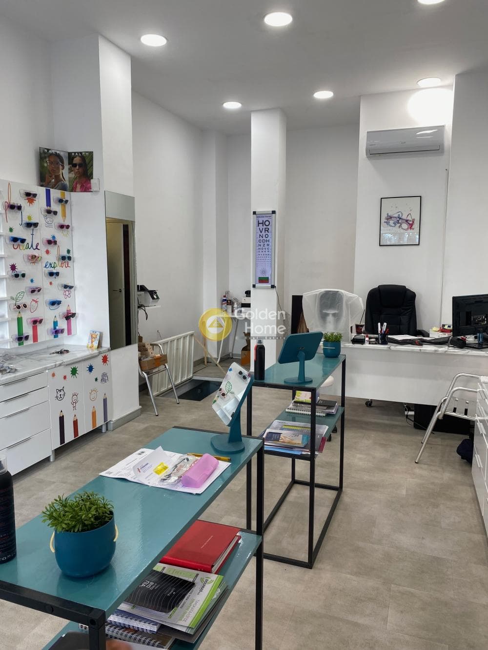 Retail Store in Plateia Davaki, Kalithea — Photo 1 of 5
