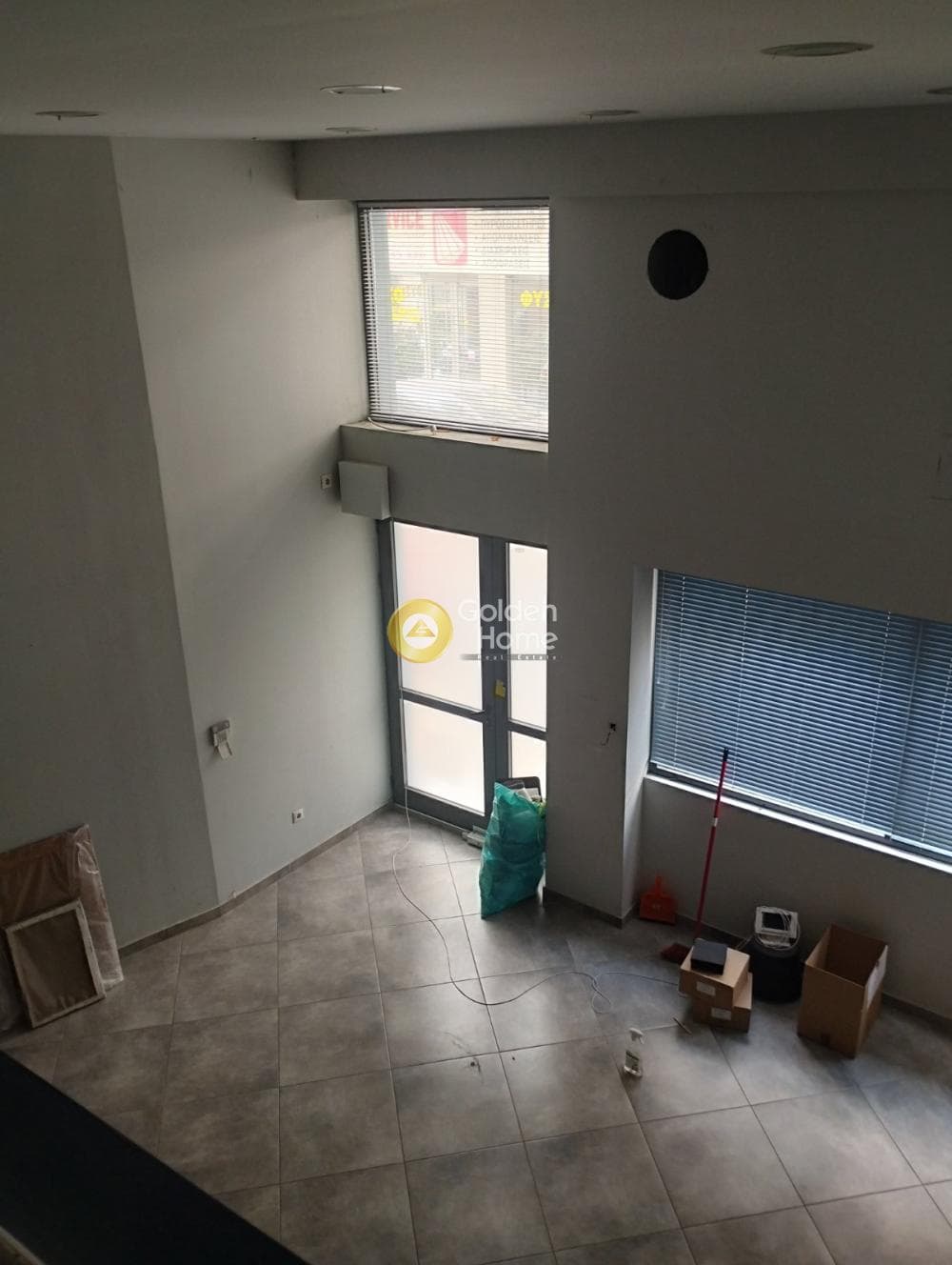 Retail Store in Center, Neos Kosmos — Photo 1 of 7