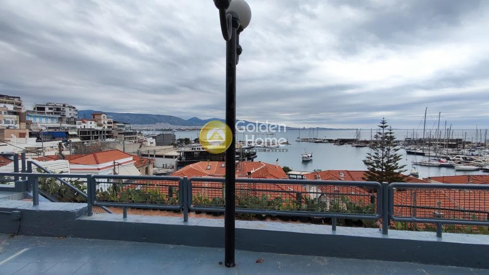 Retail Store in Mikrolimano, Piraeus — Photo 1 of 12
