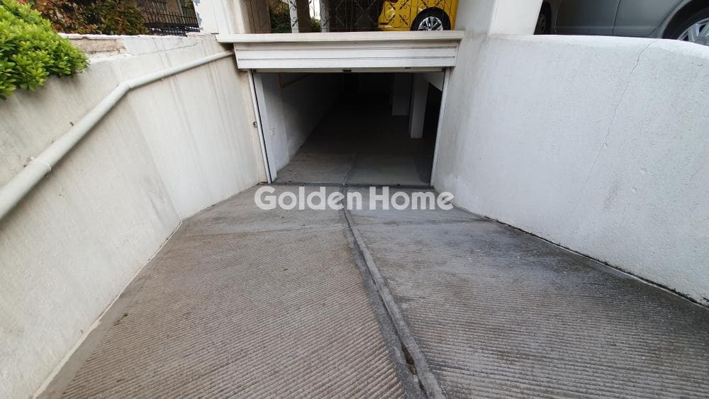 Parking Space in Center, Metamorfosi — Photo 14 of 14