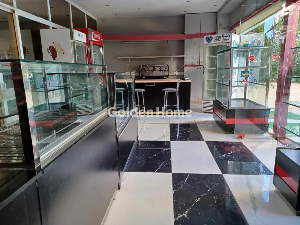Retail Store in Neapoli, Nikaia — Photo 1 of 7