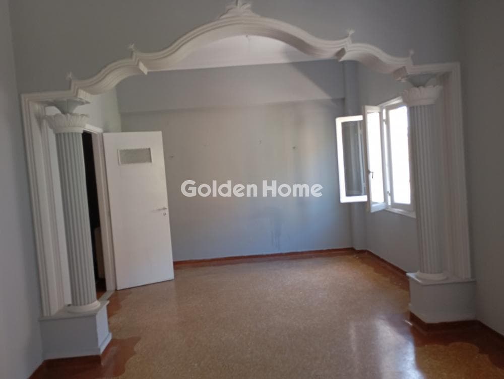 Apartment in Maniatika, Piraeus — Photo 1 of 15
