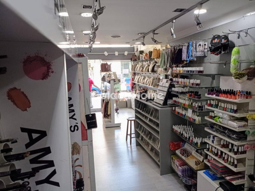 Retail Store in Center, Kalamaria — Photo 1 of 6