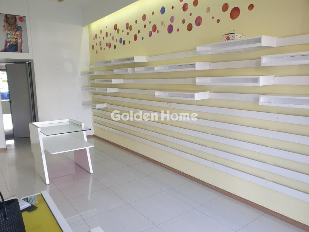 Retail Store in Center, Nea Erithraia — Photo 1 of 3