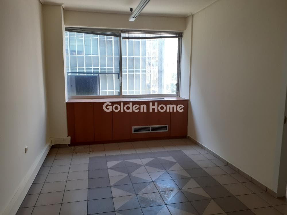 Office in Plateia Klafthmonos, Kentro — Photo 4 of 5