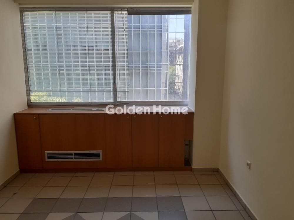 Office in Plateia Klafthmonos, Kentro — Photo 3 of 5