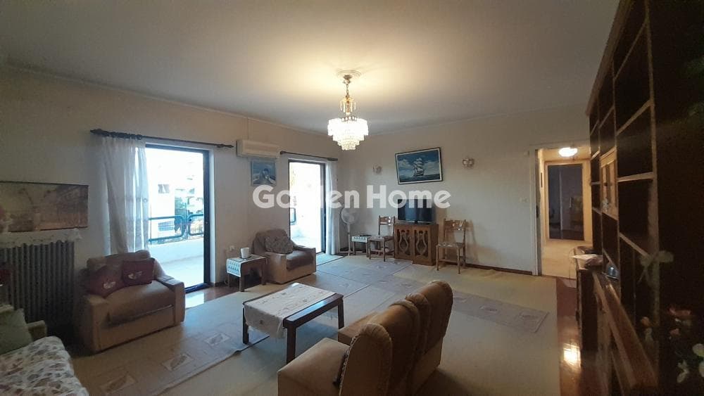 Apartment in Kareas, Vironas — Photo 1 of 13