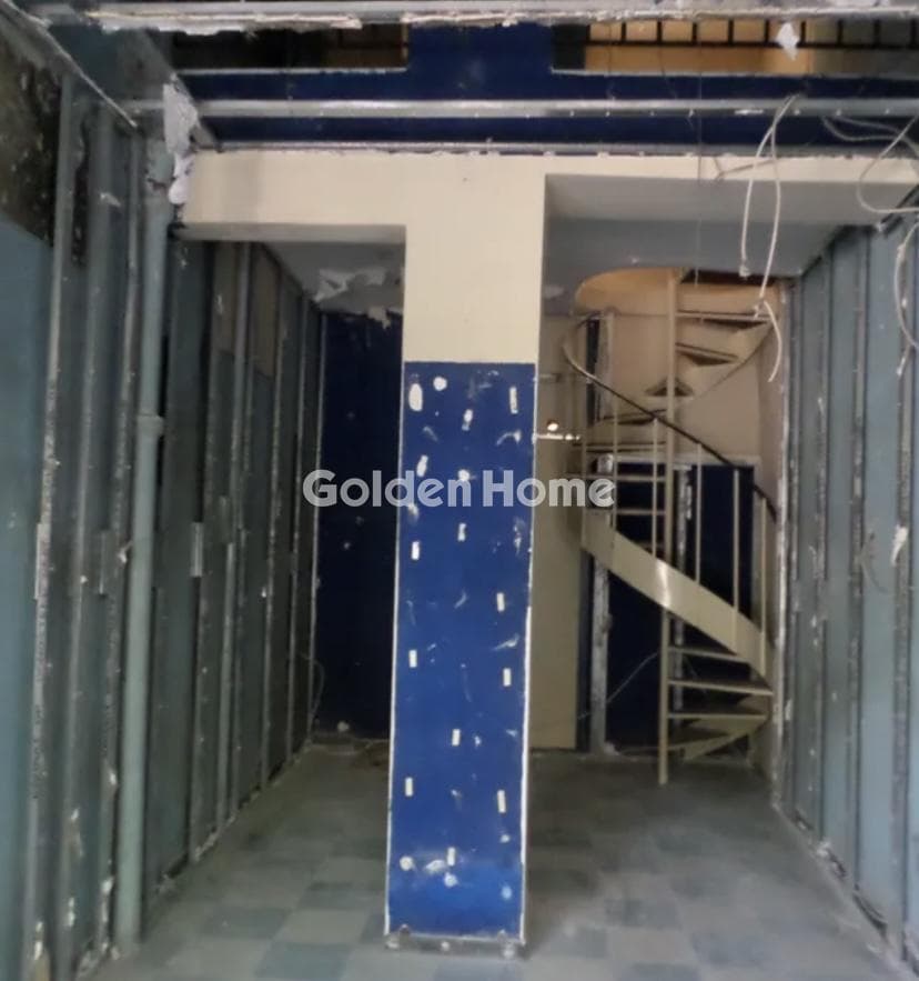 Retail Store in Platia Kanigos, Exarchia - Neapoli — Photo 1 of 4