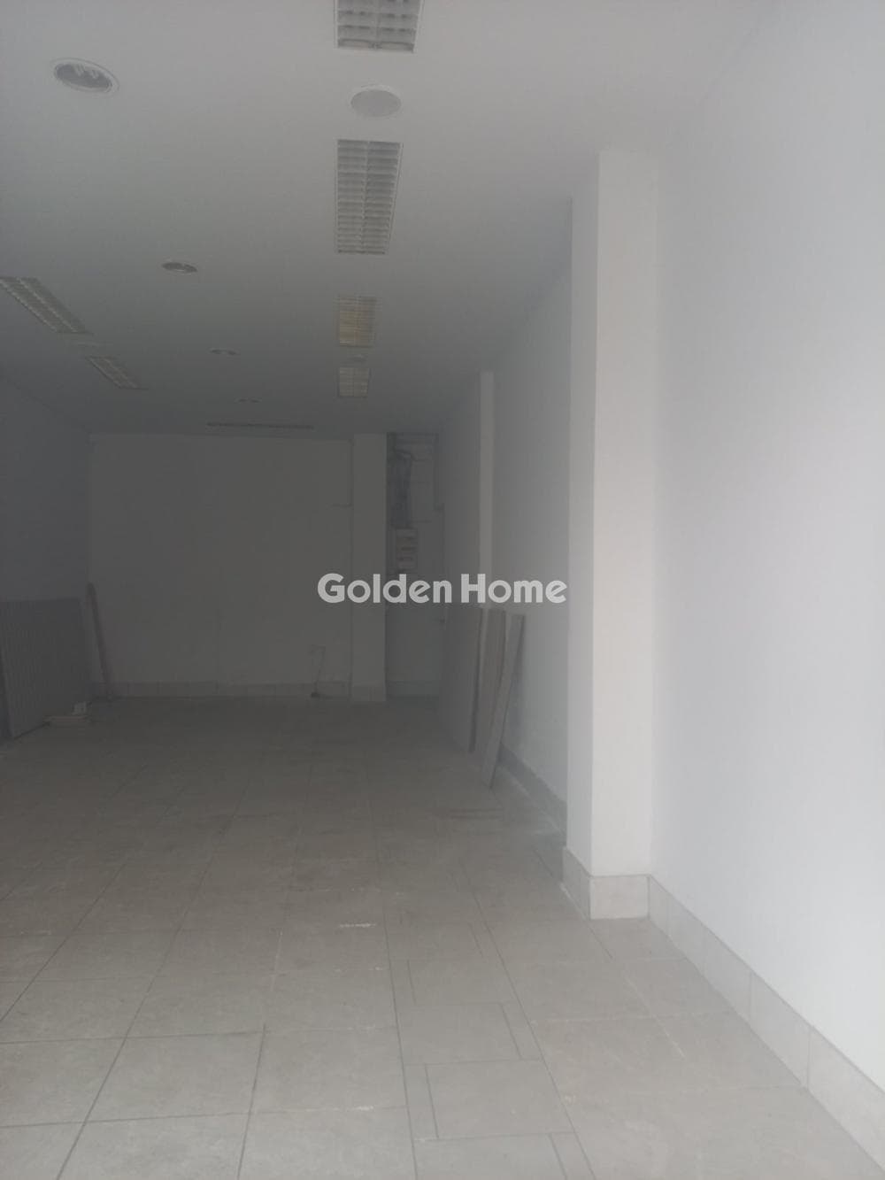 Retail Store in Agios Georgios, Nikaia — Photo 1 of 2
