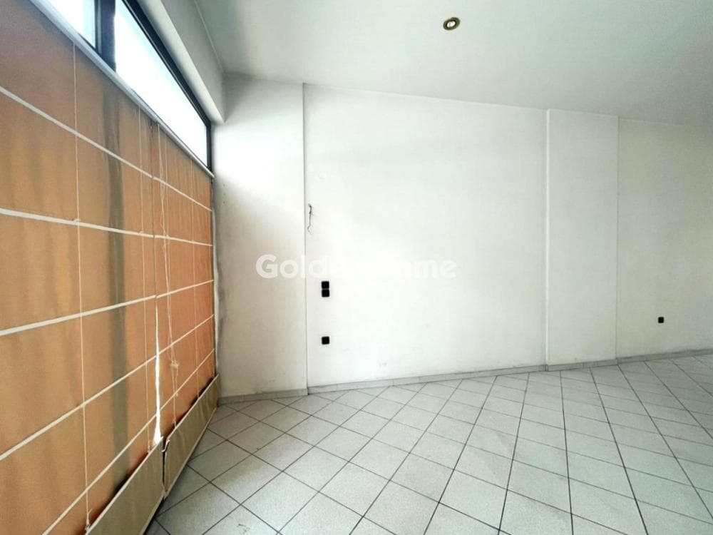 Retail Store in Center, Nea Ionia — Photo 2 of 11