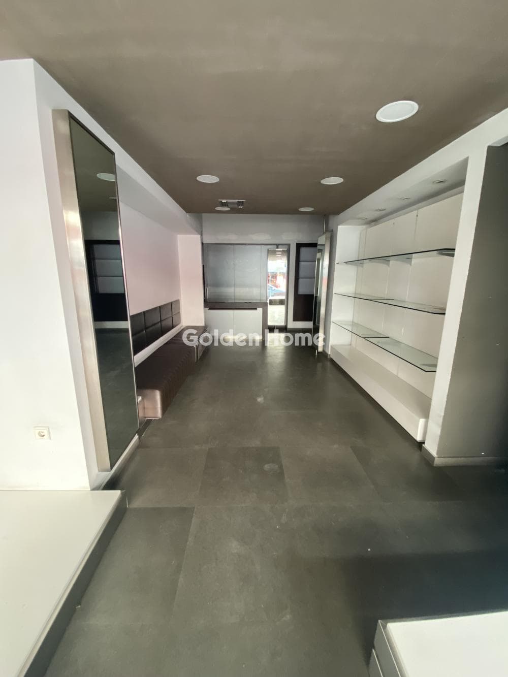 Retail Store in Neo Terma, Marousi — Photo 1 of 10
