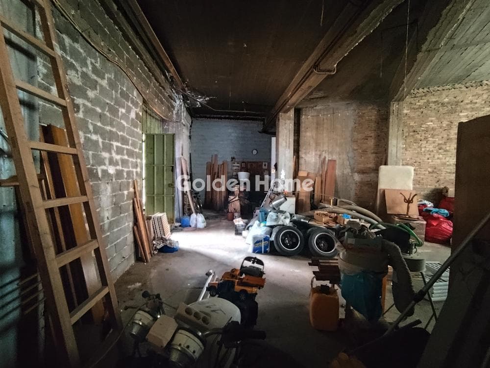 Retail Store in Perissos, Nea Ionia — Photo 1 of 15