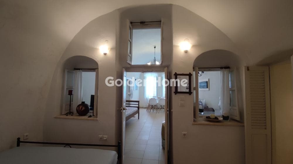 House in Thira, Santorini — Photo 6 of 17