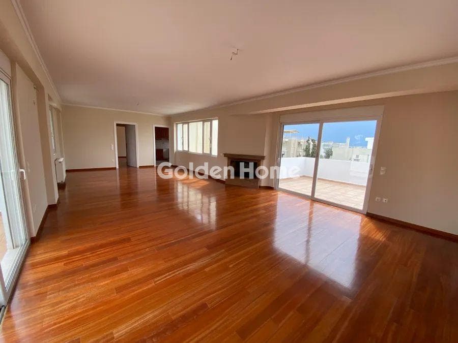 Apartment in Center, Vouliagmeni — Photo 1 of 11