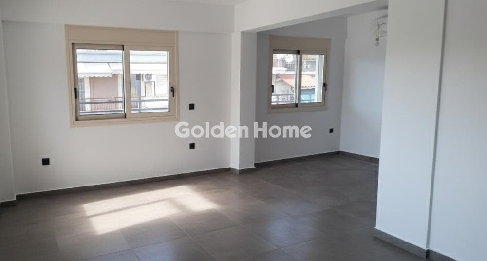 Apartment in Center, Neos Kosmos — Photo 1 of 20