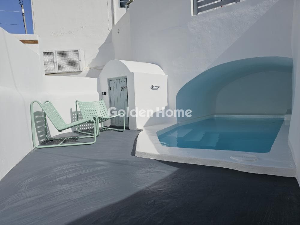 House in Thira, Santorini — Photo 2 of 13