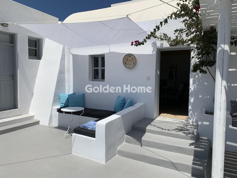 House in Thira, Santorini — Photo 12 of 13