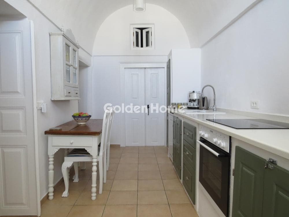 House in Thira, Santorini — Photo 11 of 13