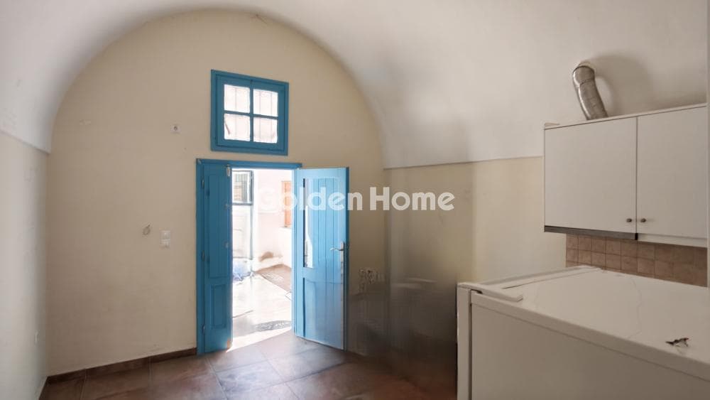 House in Kamari, Santorini — Photo 3 of 8