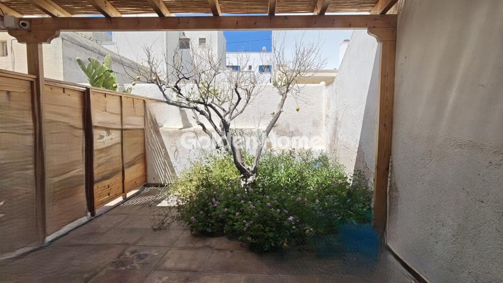 House in Kamari, Santorini — Photo 8 of 8