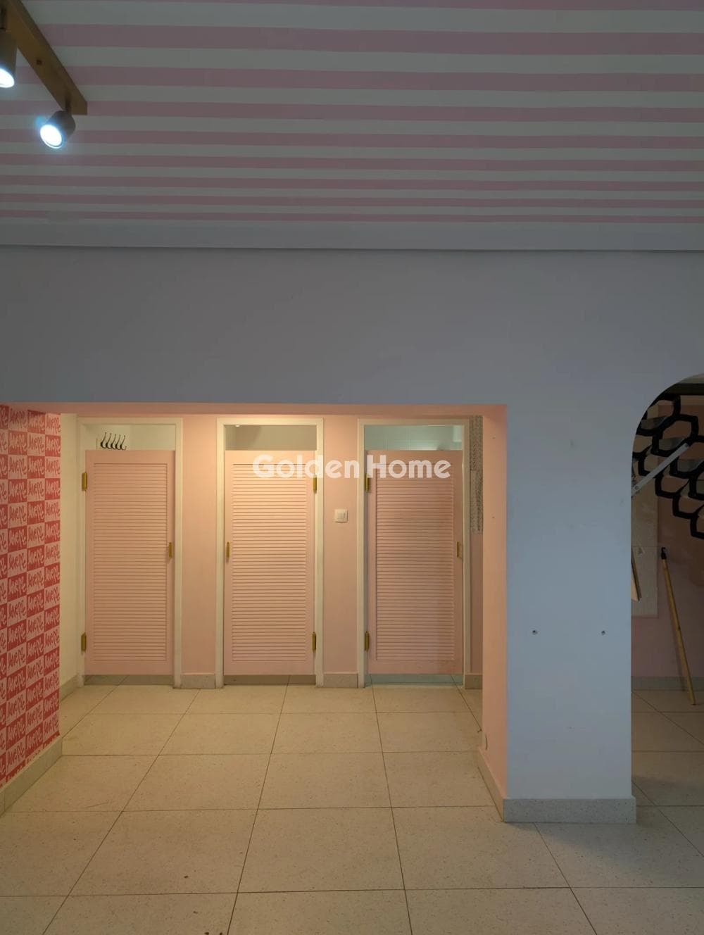 Retail Store in Tampouria, Nikaia — Photo 4 of 8
