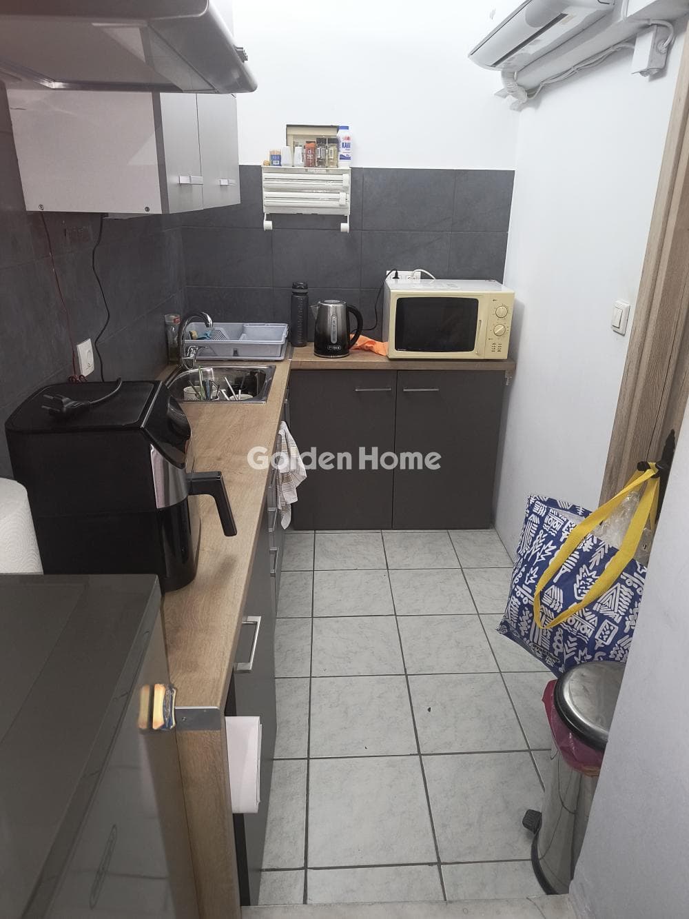 Retail Store in Kallithea, Kalithea — Photo 14 of 22