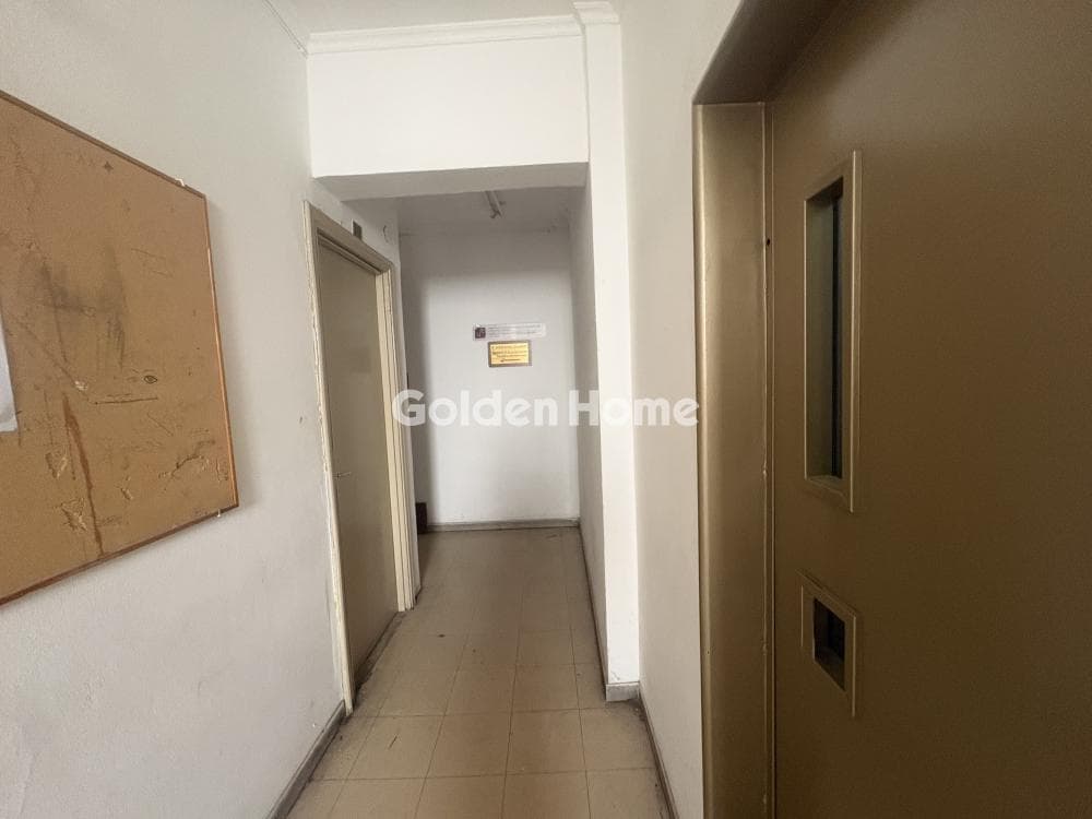 Office in Platia Kanigos, Exarchia - Neapoli — Photo 1 of 8
