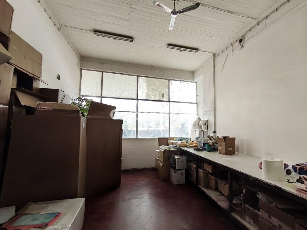 Retail Store in Palaio Irakleio, Lykovrisi — Photo 4 of 5