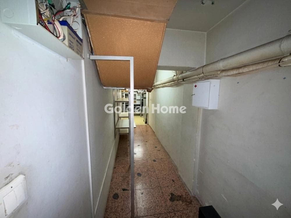 Retail Store in Palatiani, Ilion — Photo 12 of 14