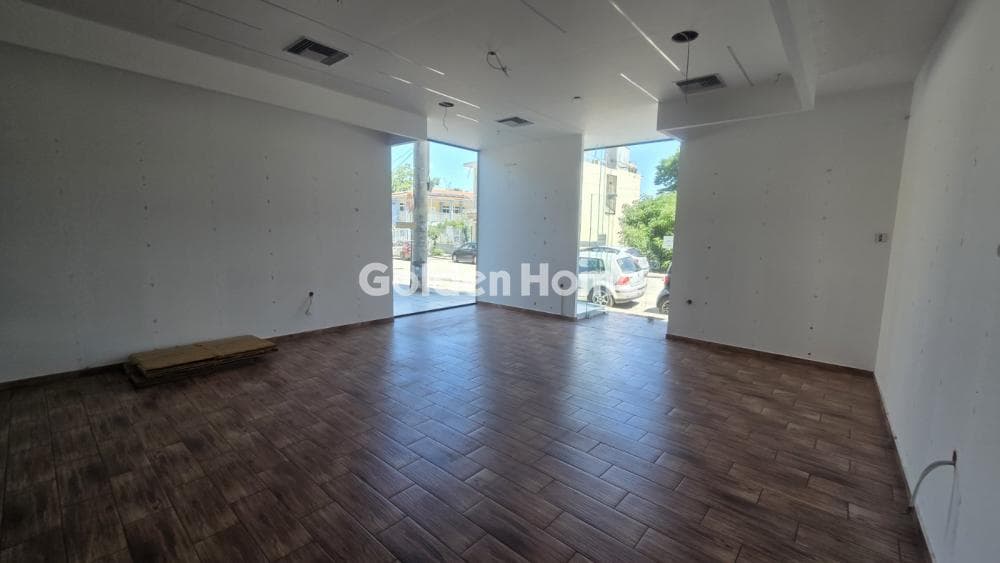 Retail Store in Neapoli, Patra — Photo 1 of 13