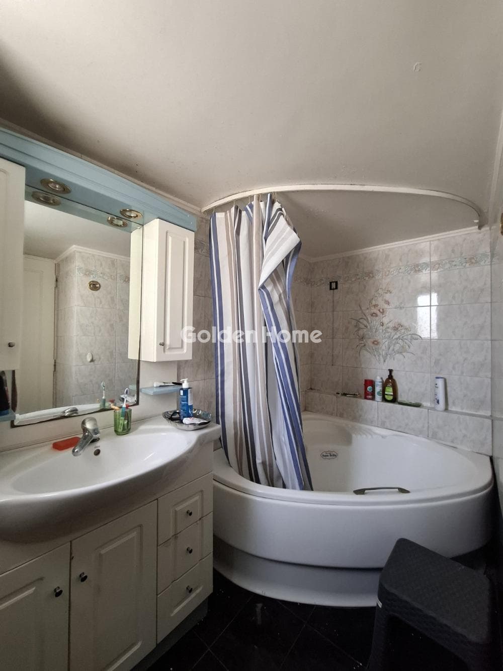 Apartment in Tzitzifies, Moschato — Photo 22 of 26
