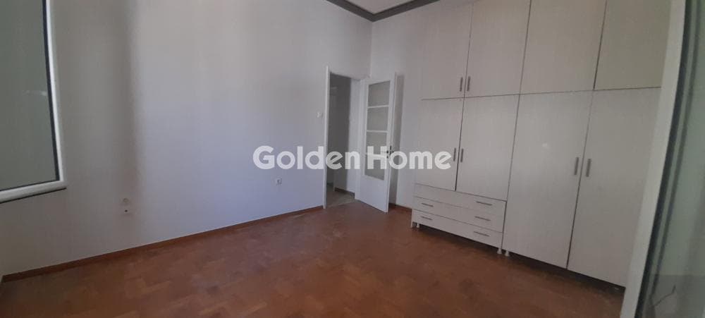Apartment in Zoodochos Pigi, Vironas — Photo 1 of 11