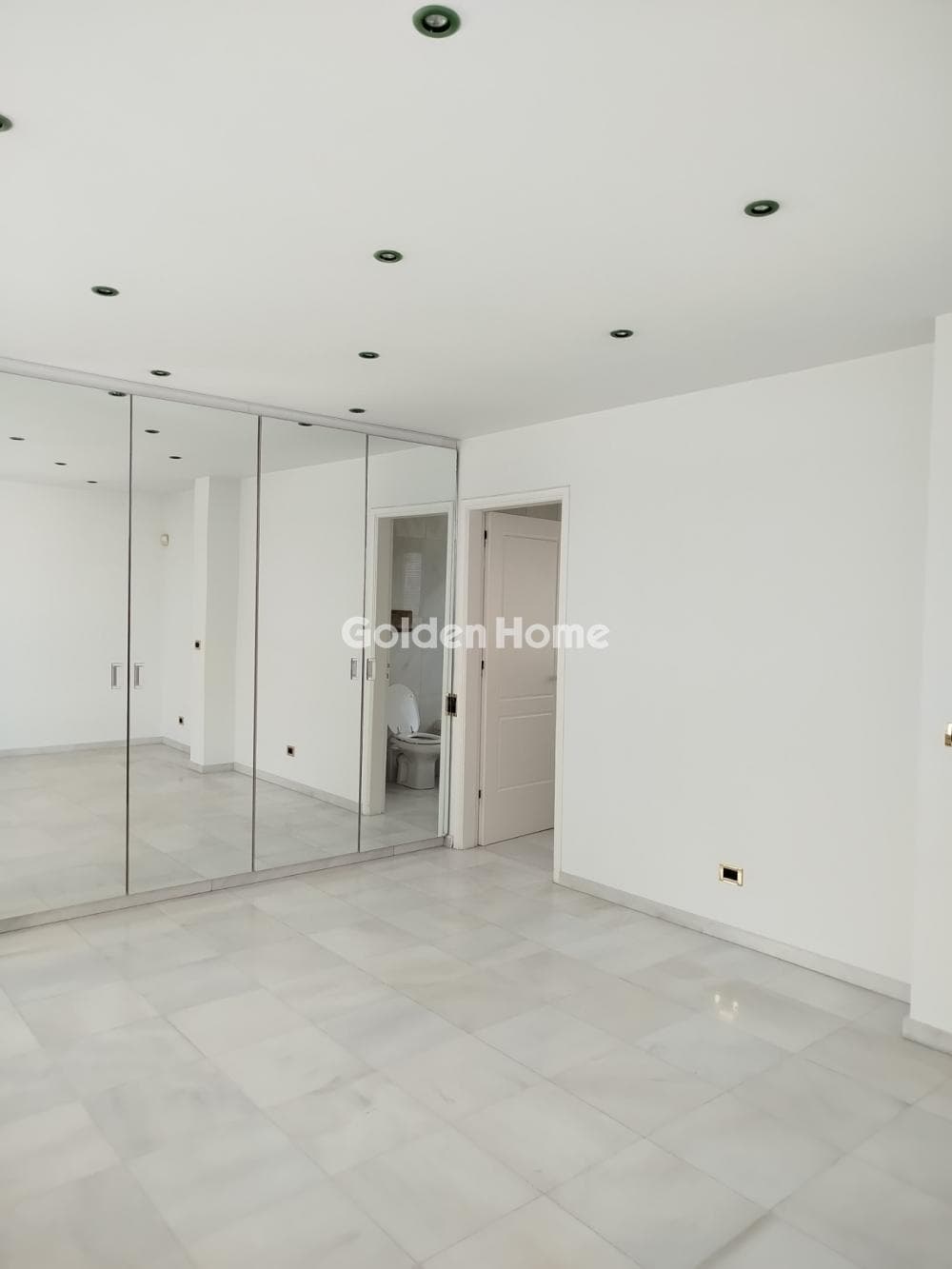 Apartment in Kareas, Vironas — Photo 13 of 38