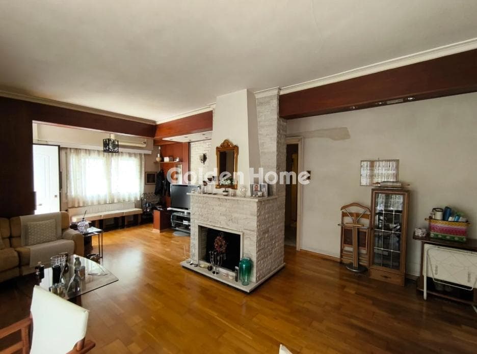 Apartment in Kareas, Vironas — Photo 1 of 21