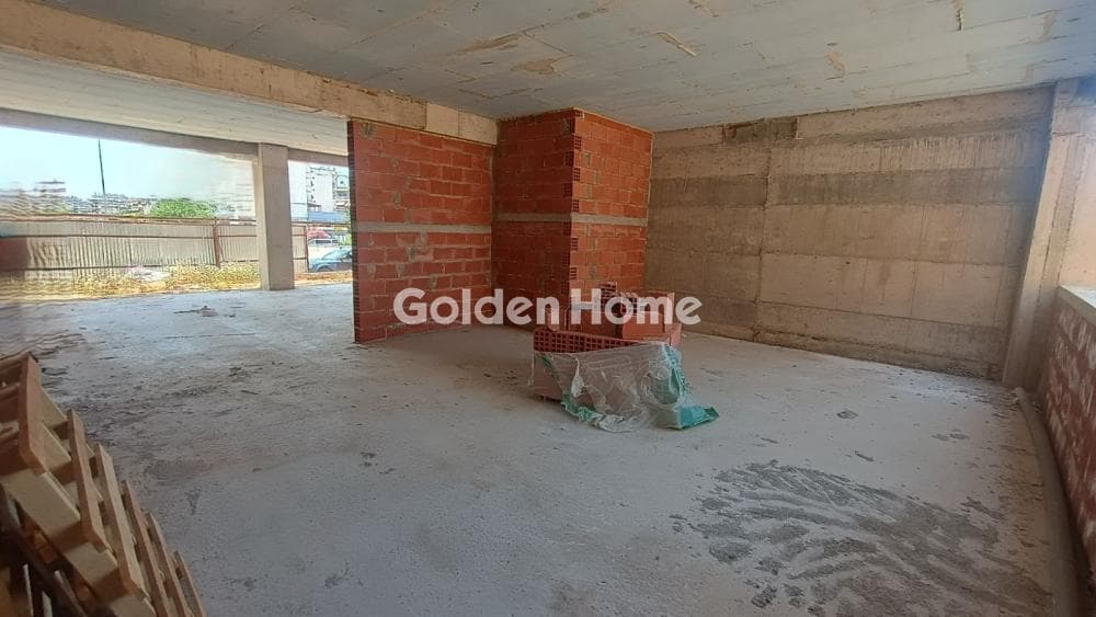 Retail Store in Center, Evosmos — Photo 2 of 14