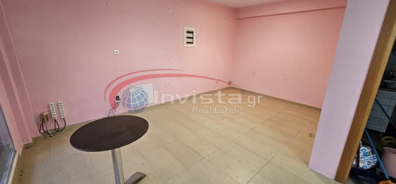 Retail Store in Foinikas, Kalamaria — Photo 15 of 29