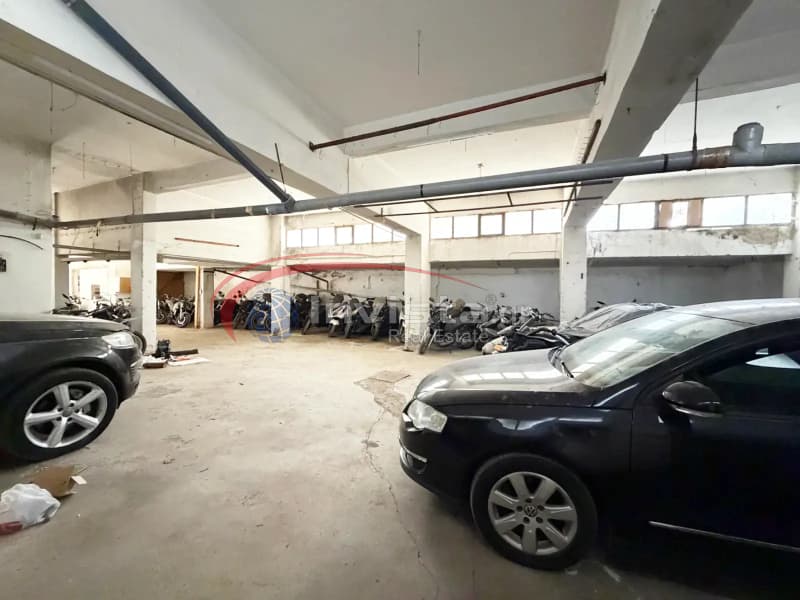 Retail Store in Center, Kalamaria — Photo 7 of 11