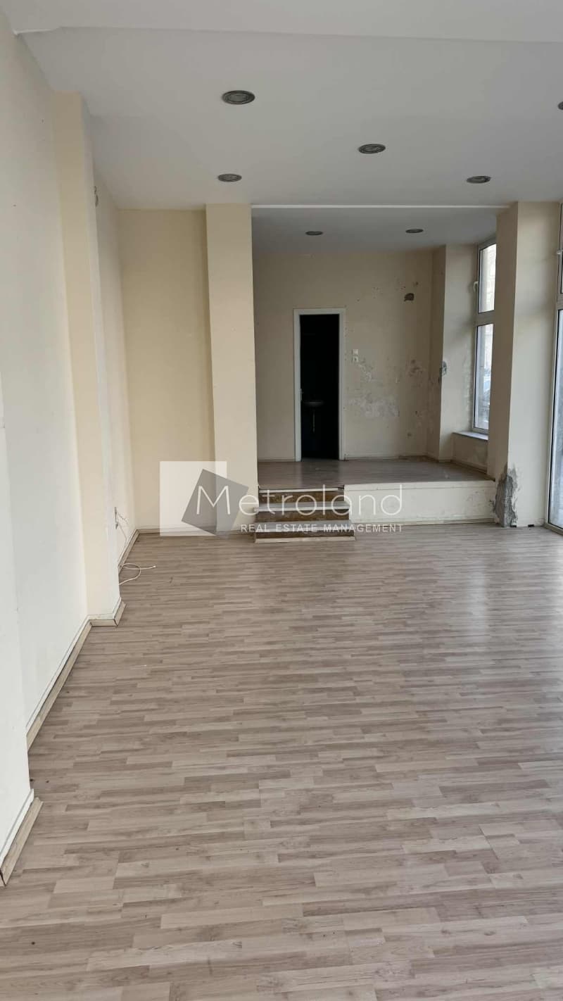 Retail Store in Eleftherias square, Koridallos — Photo 1 of 4