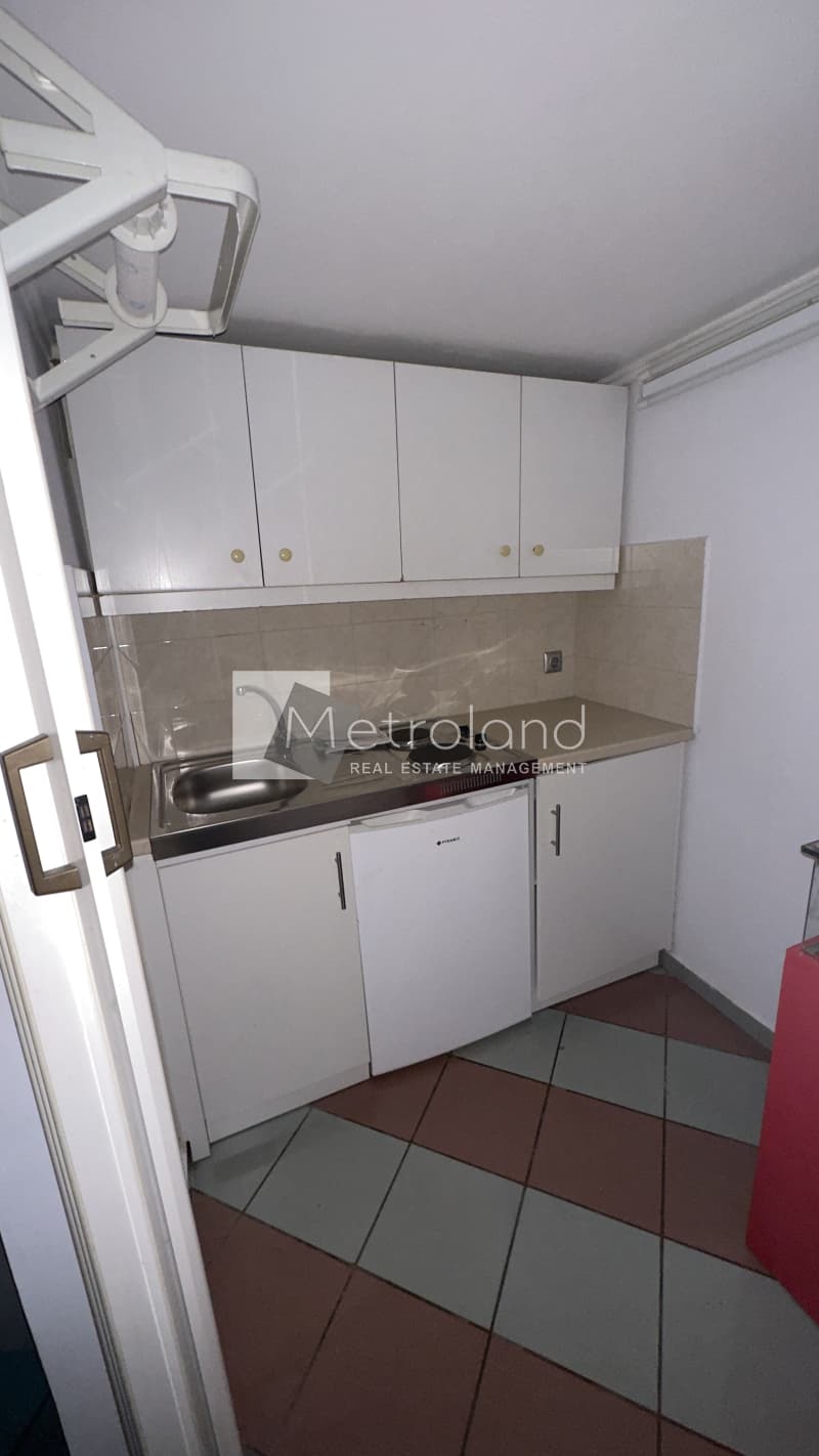 Retail Store in Eleftherias square, Koridallos — Photo 7 of 15