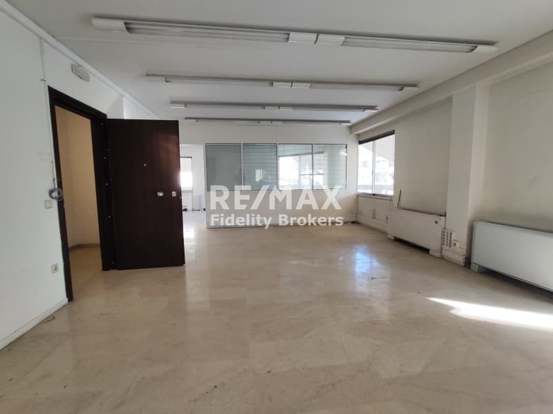 Office in Plateia Klafthmonos, Kentro — Photo 1 of 9