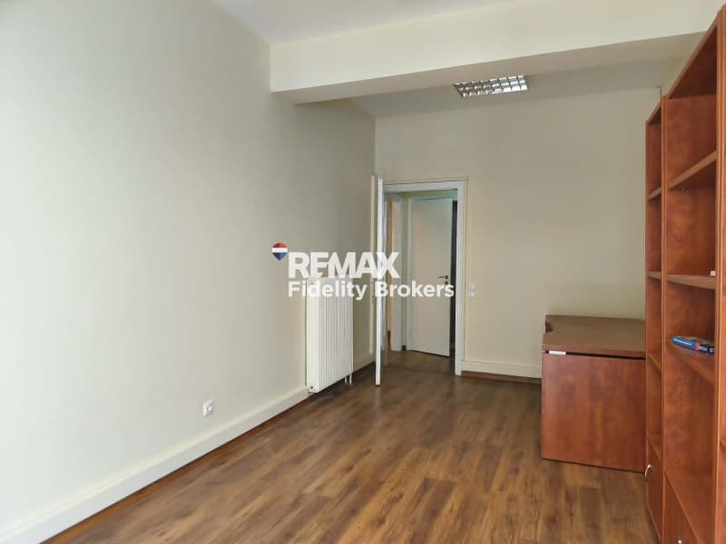 Office in Platia Kanigos, Exarchia - Neapoli — Photo 4 of 6