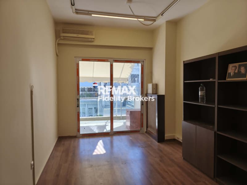 Office in Platia Kanigos, Exarchia - Neapoli — Photo 1 of 6