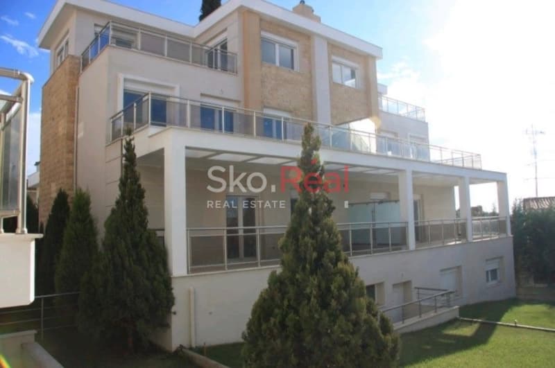 House in Panorama, Panorama — Photo 1 of 25